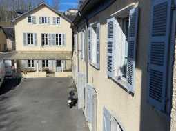 Propriété à Logements Multiples avec une Ancienne Chapelle et des Vues Montagnes